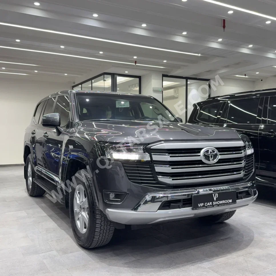 تويوتا  لاند كروزر  جي اكس ار  2024  اوتوماتيك  15,000 كم  6 سلندر  دفع رباعي  اس يو في  رمادي  تحت الضمان