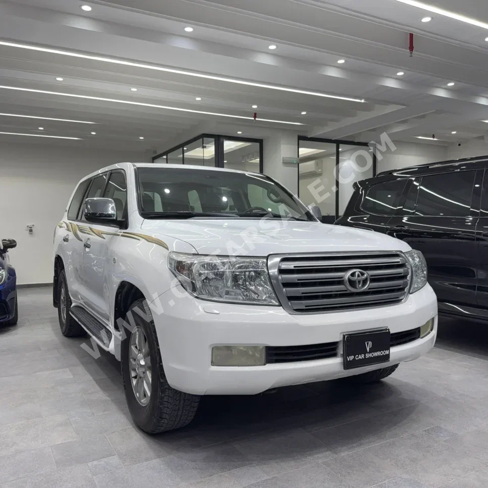 تويوتا  لاند كروزر  جي اكس ار  2010  اوتوماتيك  624,000 كم  8 سلندر  دفع رباعي  اس يو في  أبيض