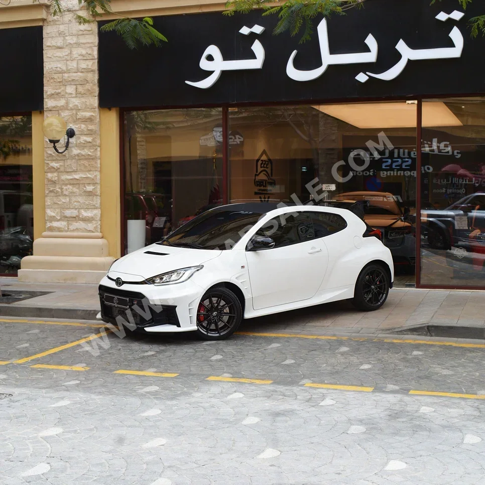 تويوتا  ياريس  جي ار  2026  عادي  1,100 كم  4 سلندر  سحب امامي  هاتشباك  أبيض  تحت الضمان