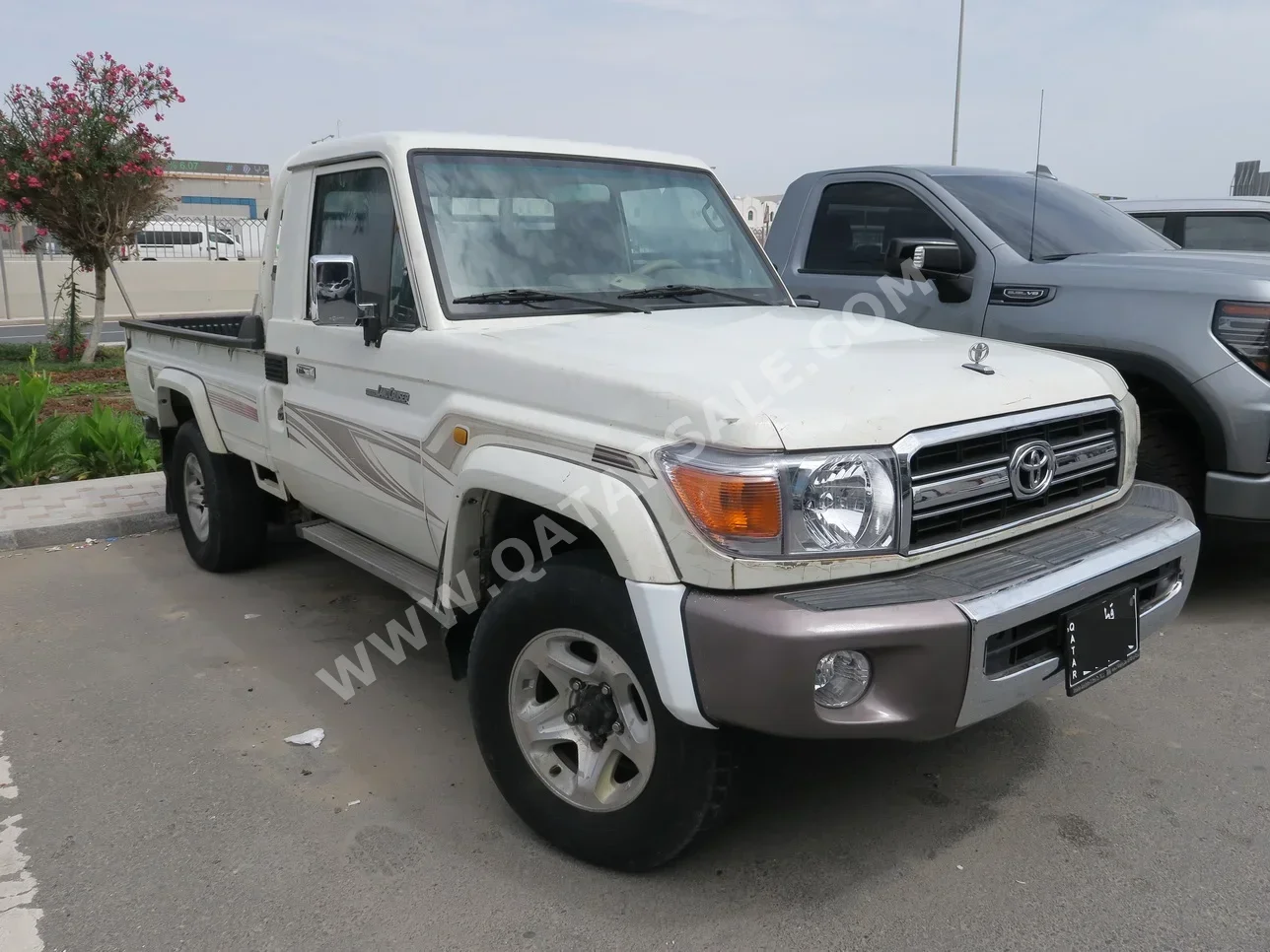 Toyota Land Cruiser LX 2012 Manual 214,000 Km 6 Cylinder Four Wheel Drive (4WD) Pick Up White