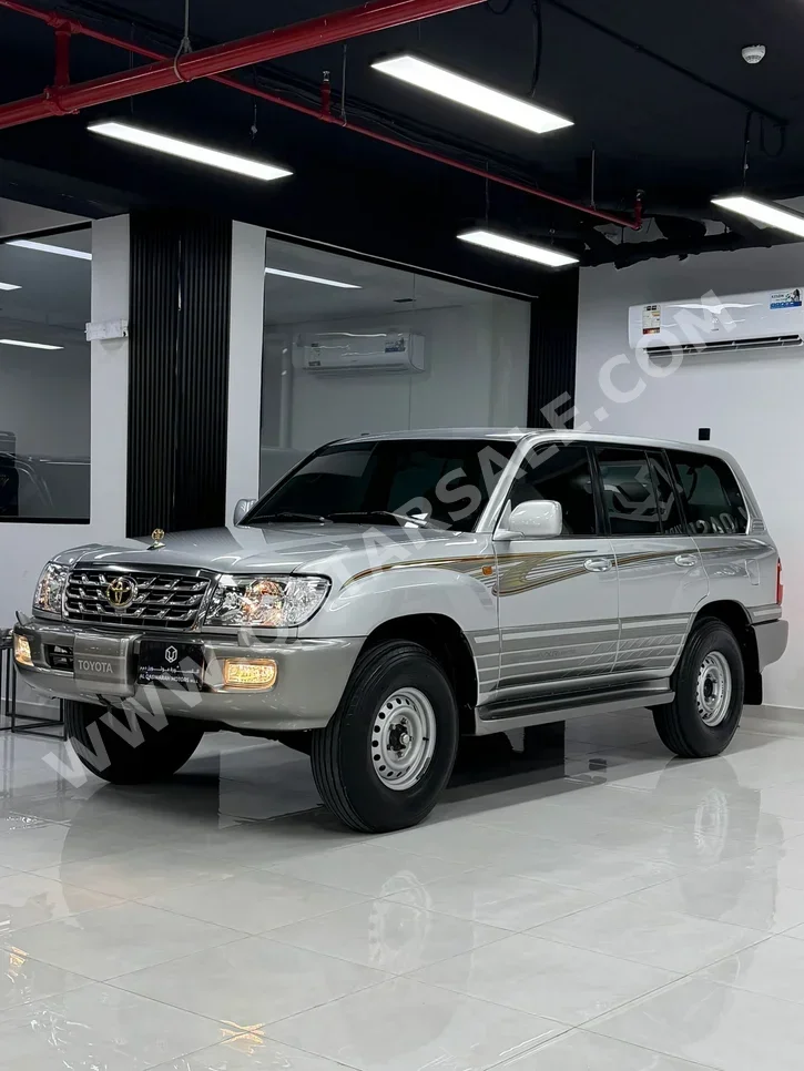 Toyota  Land Cruiser  VXR  2005  Manual  72,000 Km  8 Cylinder  Four Wheel Drive (4WD)  SUV  Silver