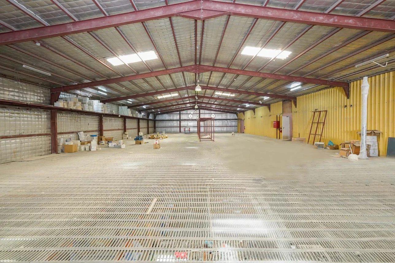 مخازن و مستودعات - الريان  - المنطقة الصناعية  -المساحة: 2000 متر مربع