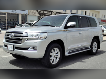 تويوتا  لاند كروزر  في اكس ار  2017  اوتوماتيك  186,000 كم  8 سلندر  دفع رباعي  اس يو في  فضي