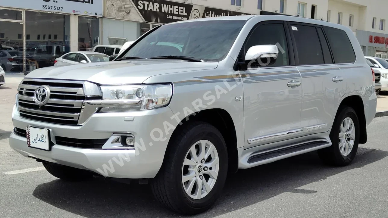 تويوتا  لاند كروزر  في اكس ار  2017  اوتوماتيك  186,000 كم  8 سلندر  دفع رباعي  اس يو في  فضي
