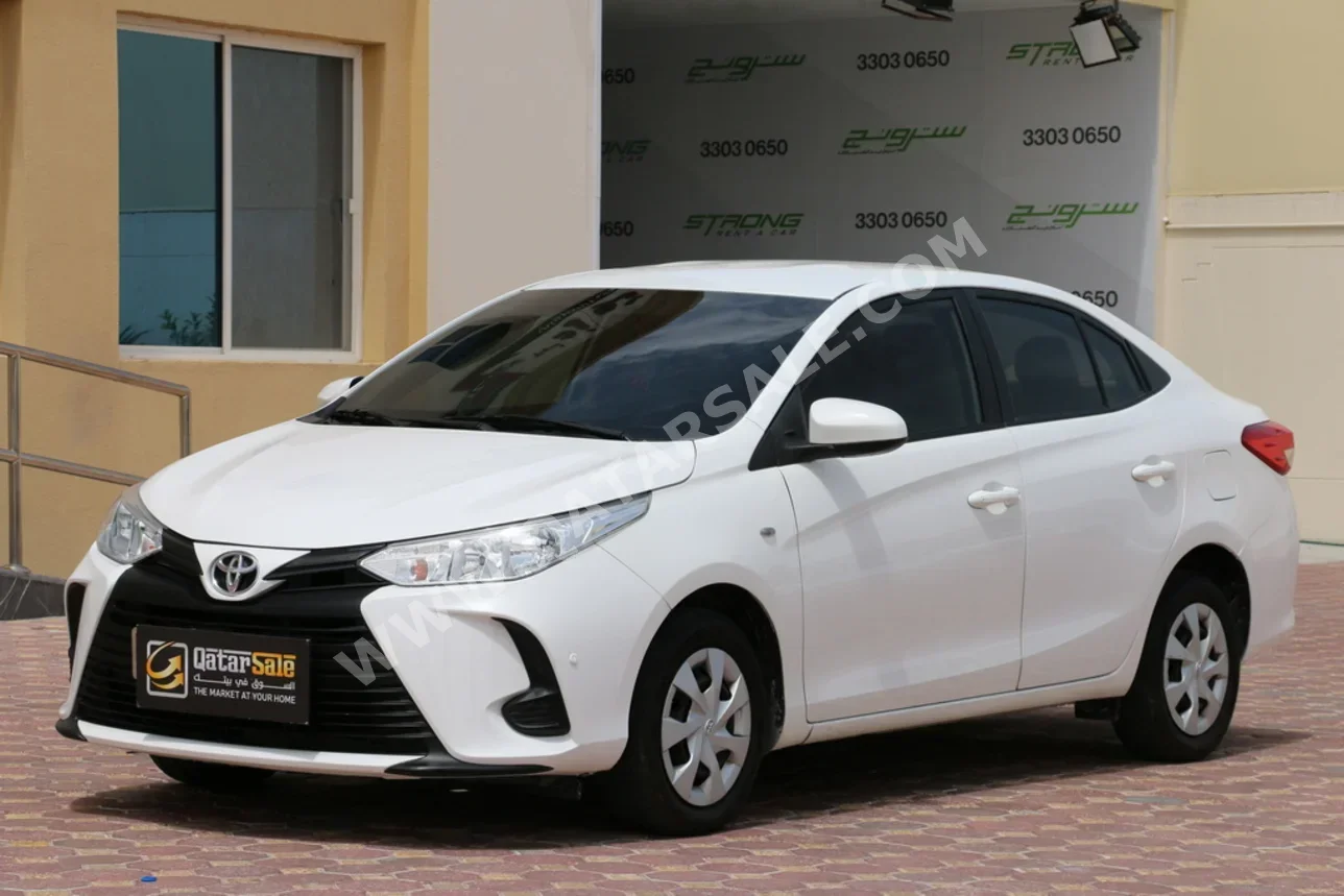 تويوتا ياريس 2021 اوتوماتيك 127,000 كم 4 سلندر سحب امامي سيدان أبيض