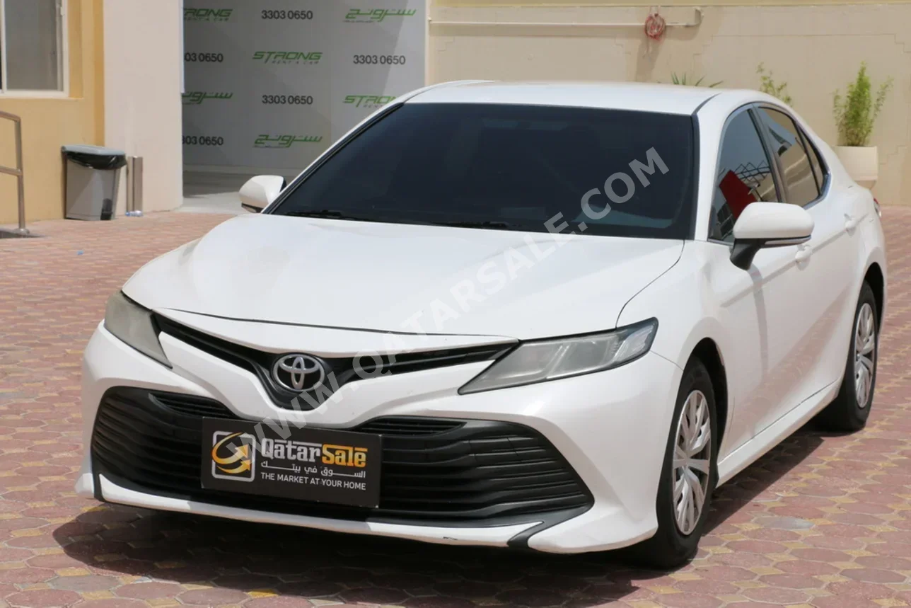 تويوتا  كامري  أل اي  2019  اوتوماتيك  260,000 كم  4 سلندر  سحب امامي  سيدان  أبيض