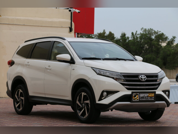 تويوتا  راش  2023  اوتوماتيك  45,000 كم  4 سلندر  سحب امامي  اس يو في  أبيض