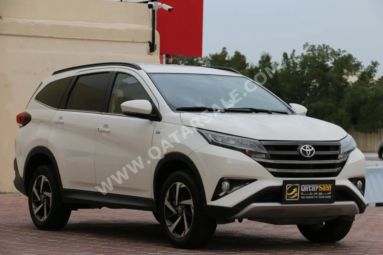 تويوتا  راش  2023  اوتوماتيك  45,000 كم  4 سلندر  سحب امامي  اس يو في  أبيض