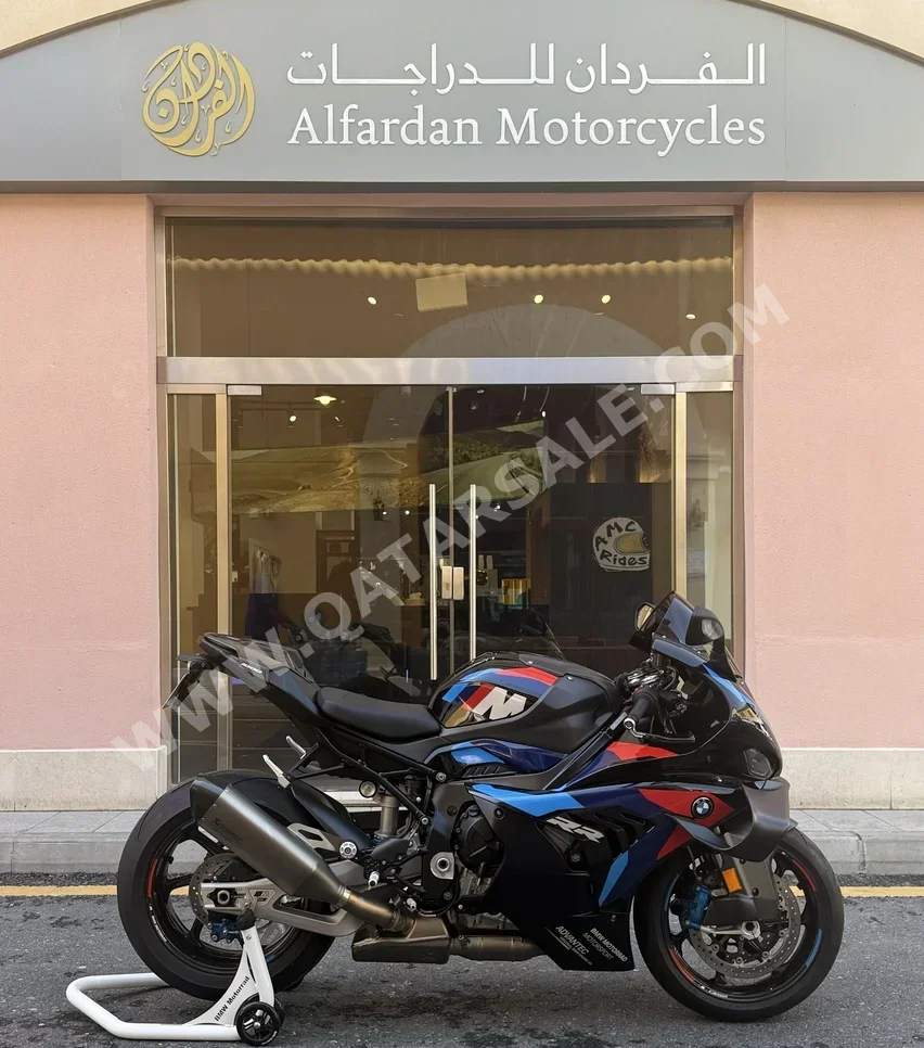 بي ام دبليو  ام 1000 ار ار -  2025 - اللون اسود -  الضمان