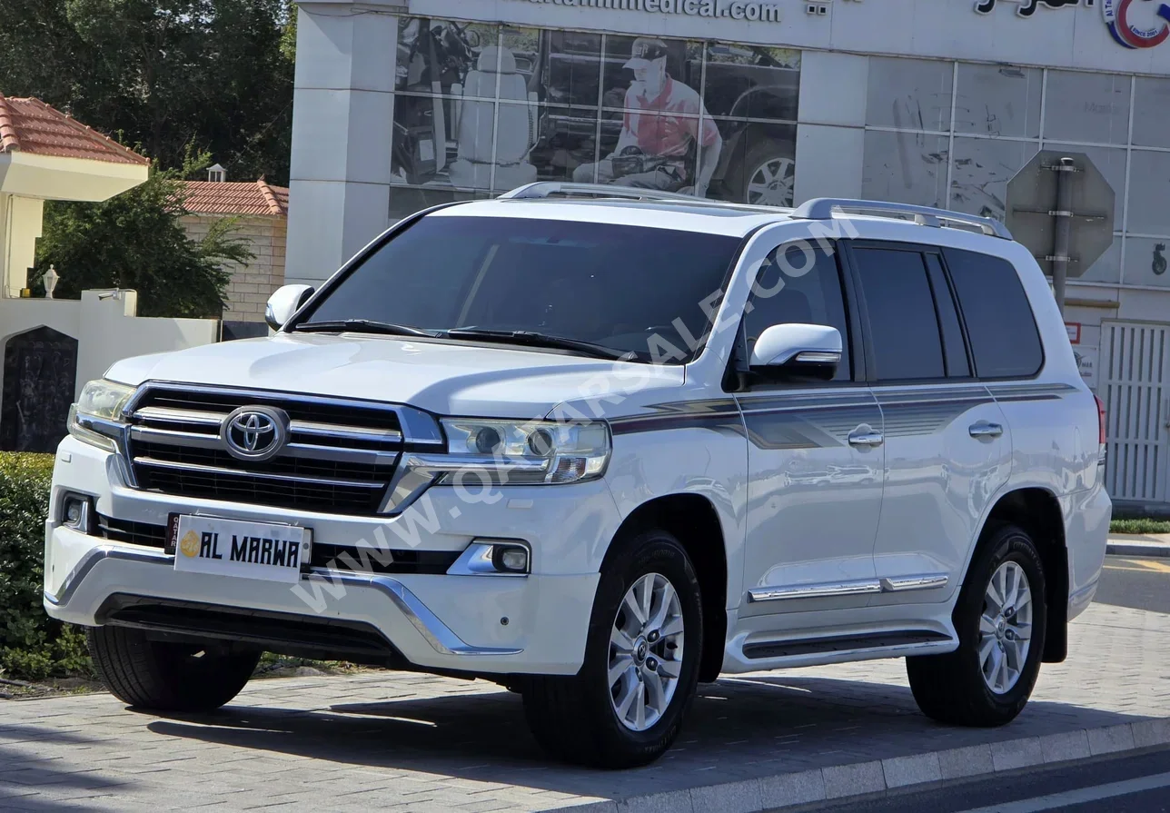 تويوتا لاند كروزر جي اكس ار 2016 اوتوماتيك 192,000 كم 8 سلندر دفع رباعي اس يو في أبيض