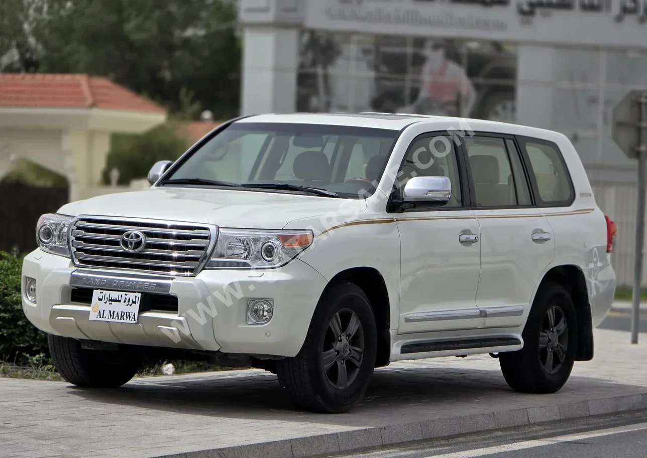 تويوتا  لاند كروزر  جي اكس ار  2015  اوتوماتيك  280,000 كم  8 سلندر  دفع رباعي  اس يو في  أبيض