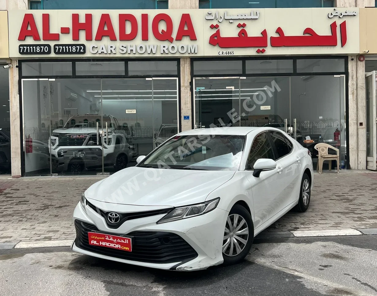 تويوتا  كامري  أل اي  2020  اوتوماتيك  252,000 كم  4 سلندر  سحب امامي  سيدان  أبيض