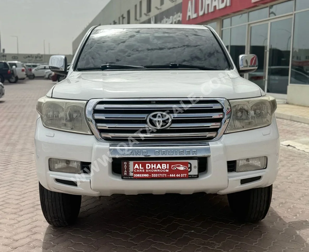 تويوتا  لاند كروزر  في اكس ار  2011  اوتوماتيك  504,000 كم  8 سلندر  دفع رباعي  اس يو في  أبيض