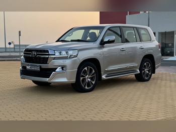 تويوتا  لاند كروزر  في اكس ار  2018  اوتوماتيك  250,000 كم  8 سلندر  دفع رباعي  اس يو في  فضي