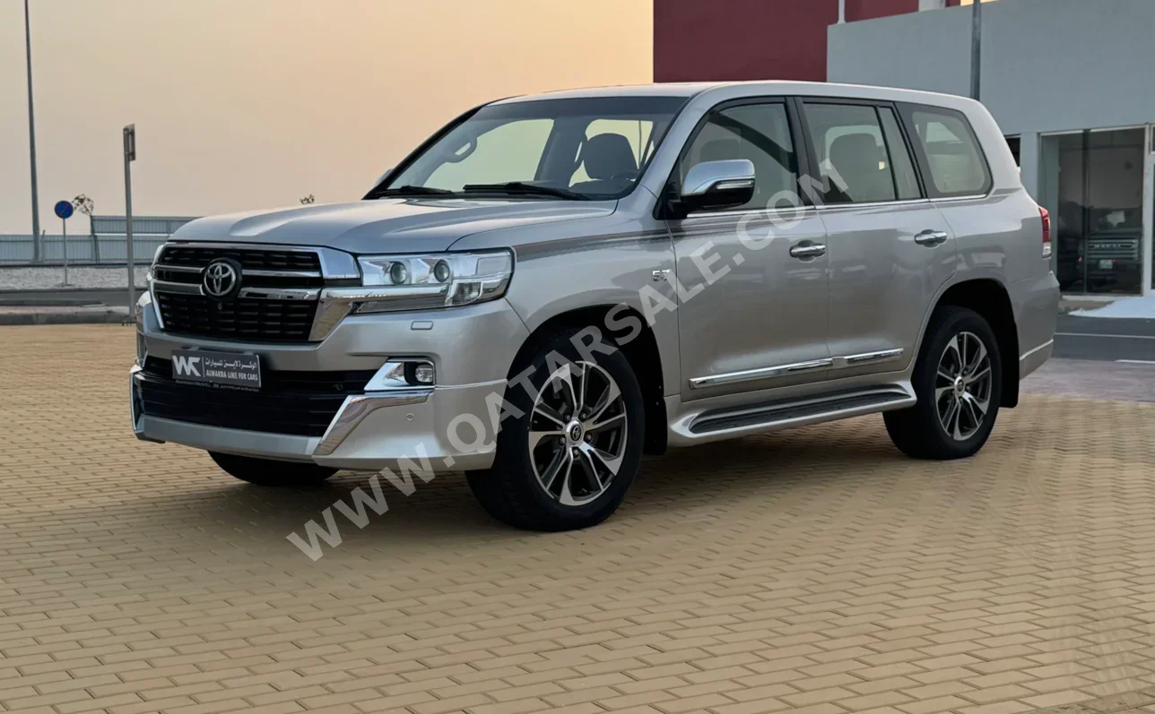 تويوتا لاند كروزر في اكس ار 2018 اوتوماتيك 250,000 كم 8 سلندر دفع رباعي اس يو في فضي