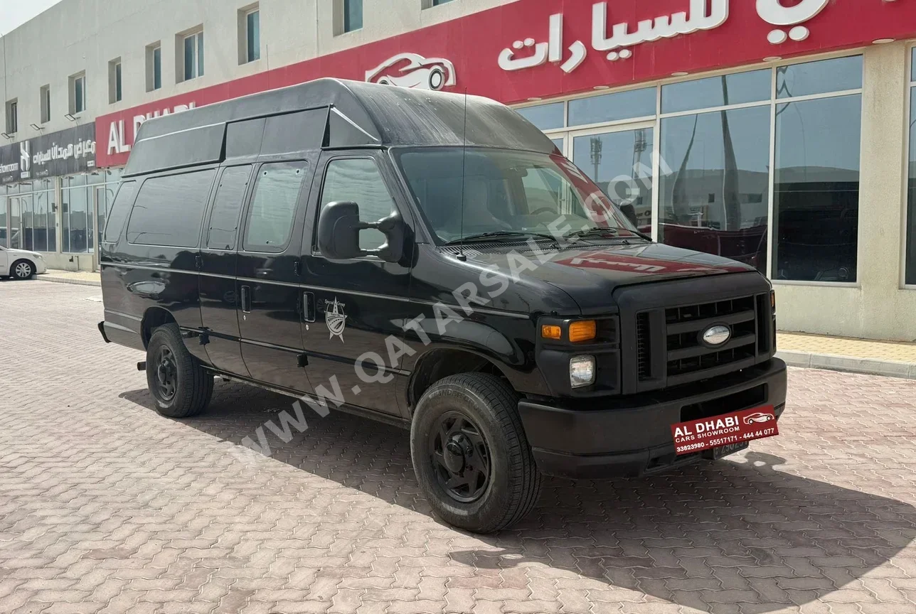 فورد  اي  350  2013  اوتوماتيك  22,000 كم  6 سلندر  دفع رباعي  فان \ باص  أسود