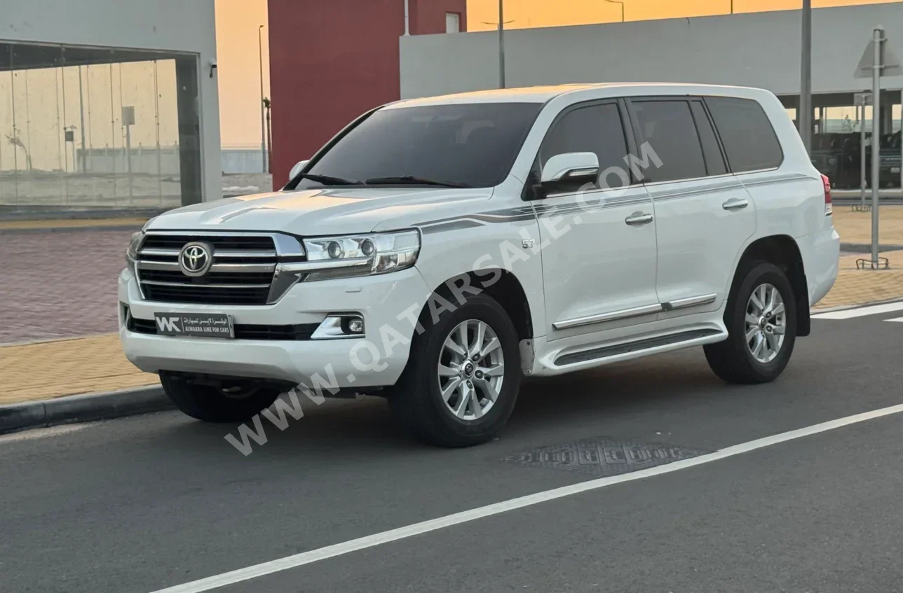 تويوتا  لاند كروزر  في اكس ار  2019  اوتوماتيك  225,000 كم  8 سلندر  دفع رباعي  اس يو في  أبيض
