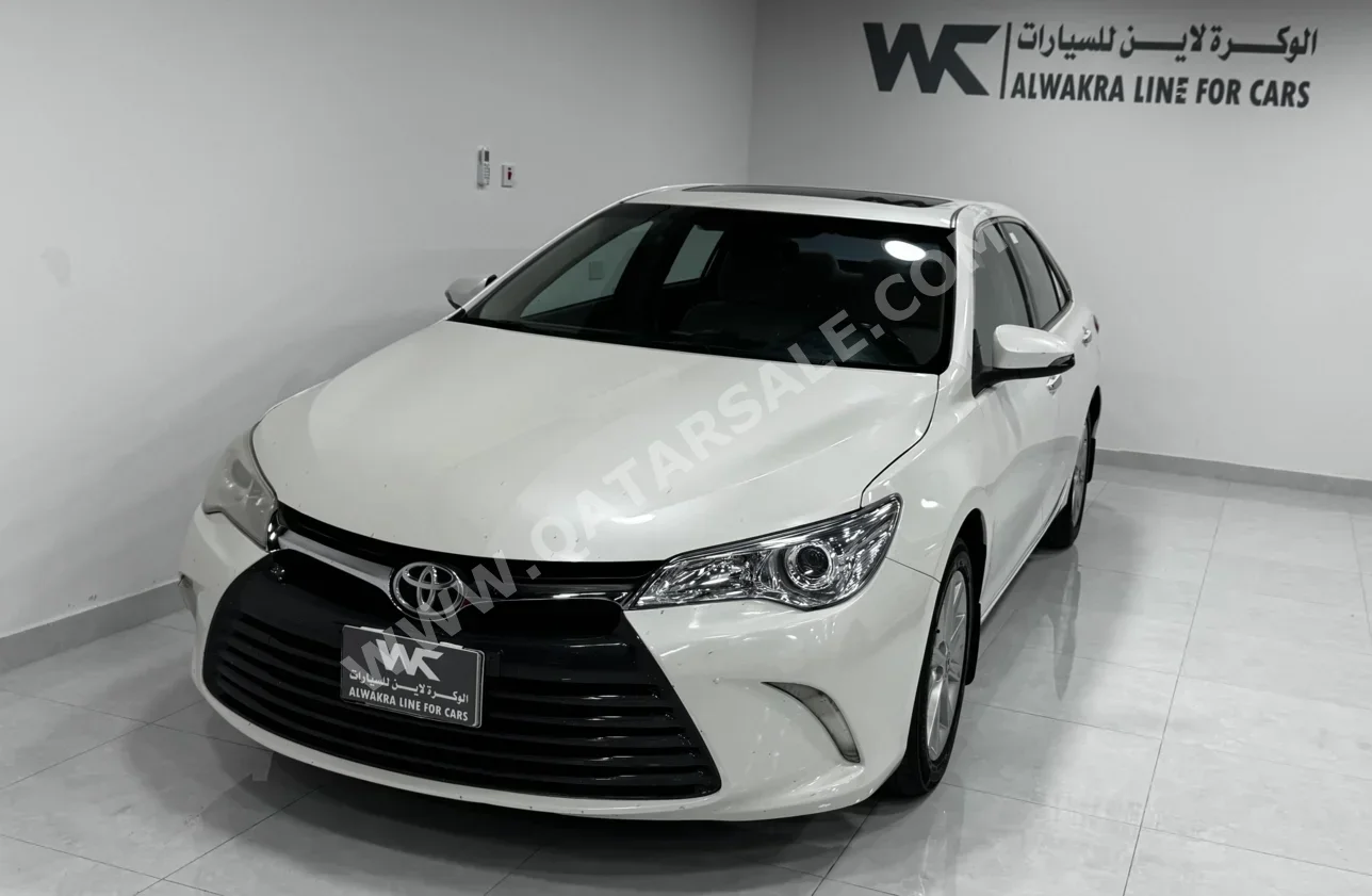 تويوتا  كامري  جي ال اي  2016  اوتوماتيك  310,000 كم  4 سلندر  سحب امامي  سيدان  أبيض