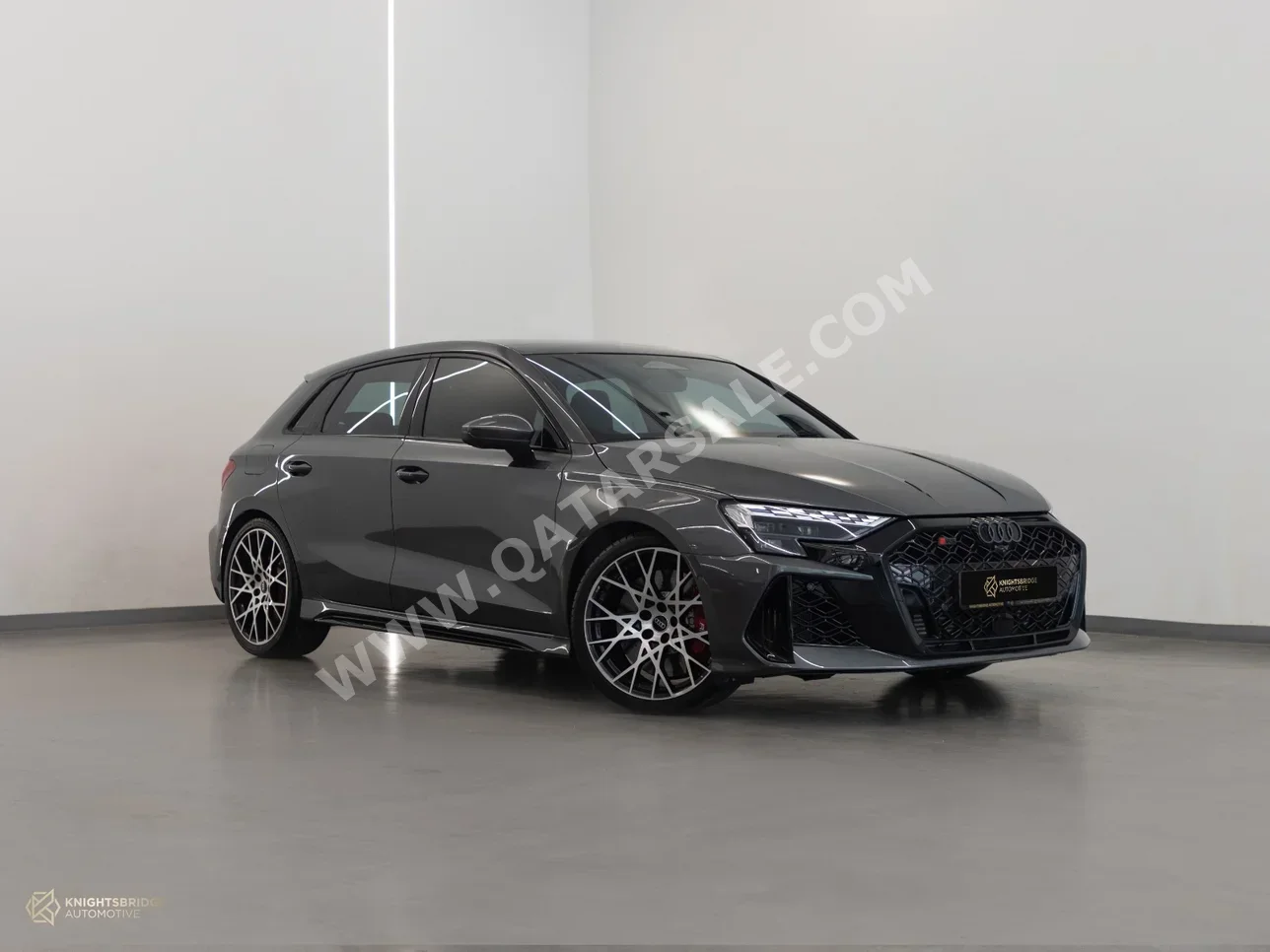 اودي  أر أس  3  2026  اوتوماتيك  650 كم  5 سلندر  دفع كلي مستمر  هاتشباك  رمادي  تحت الضمان