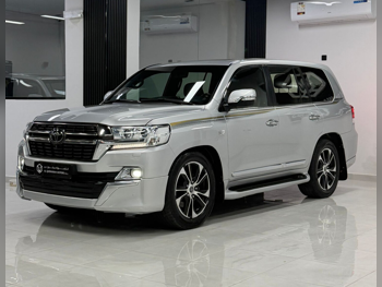 تويوتا  لاند كروزر  في اكس ار  2021  اوتوماتيك  313,000 كم  8 سلندر  دفع رباعي  اس يو في  فضي