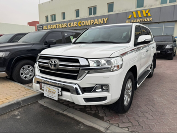 تويوتا  لاند كروزر  جي اكس ار  2020  اوتوماتيك  165,000 كم  8 سلندر  دفع رباعي  اس يو في  أبيض