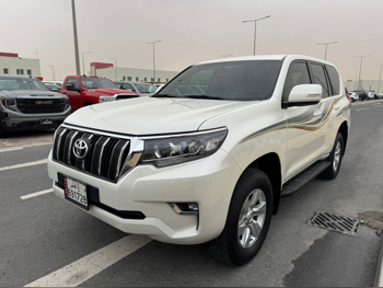 تويوتا  برادو  تي اكس ال  2022  اوتوماتيك  93,000 كم  4 سلندر  دفع رباعي  اس يو في  أبيض