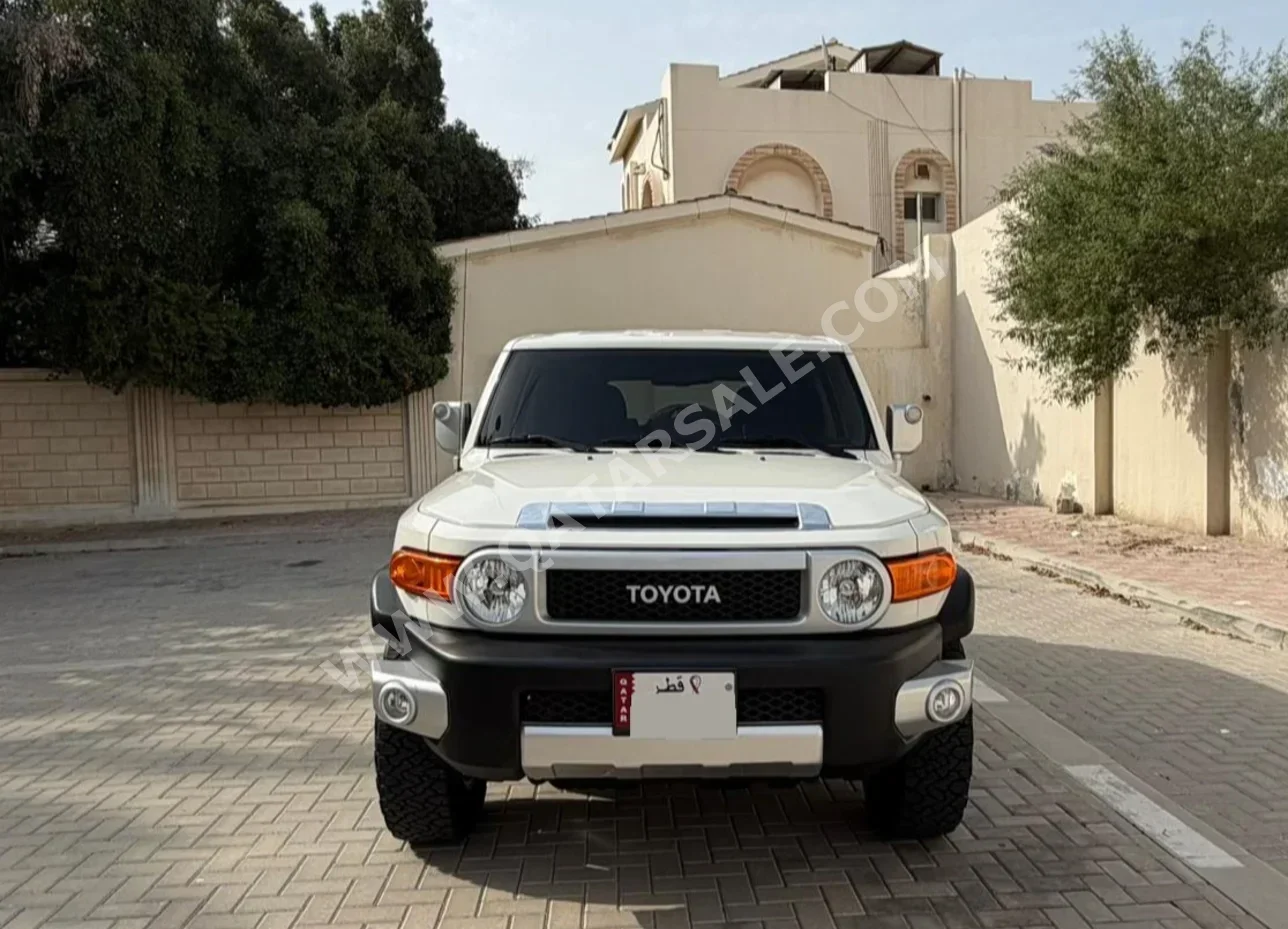 تويوتا  إف جي كروزر  2021  اوتوماتيك  89,000 كم  6 سلندر  دفع رباعي  اس يو في  أبيض