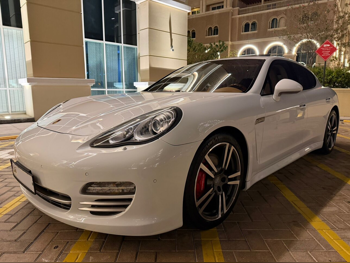 بورش  بانميرا  2013  اوتوماتيك  37,000 كم  6 سلندر  دفع خلفي  سيدان  أبيض