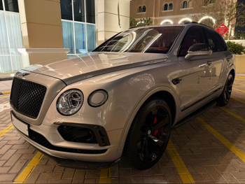 بنتلي  بينتايجا  فيرست اديشن  2017  اوتوماتيك  67,000 كم  12 سلندر  دفع رباعي  اس يو في  فضي