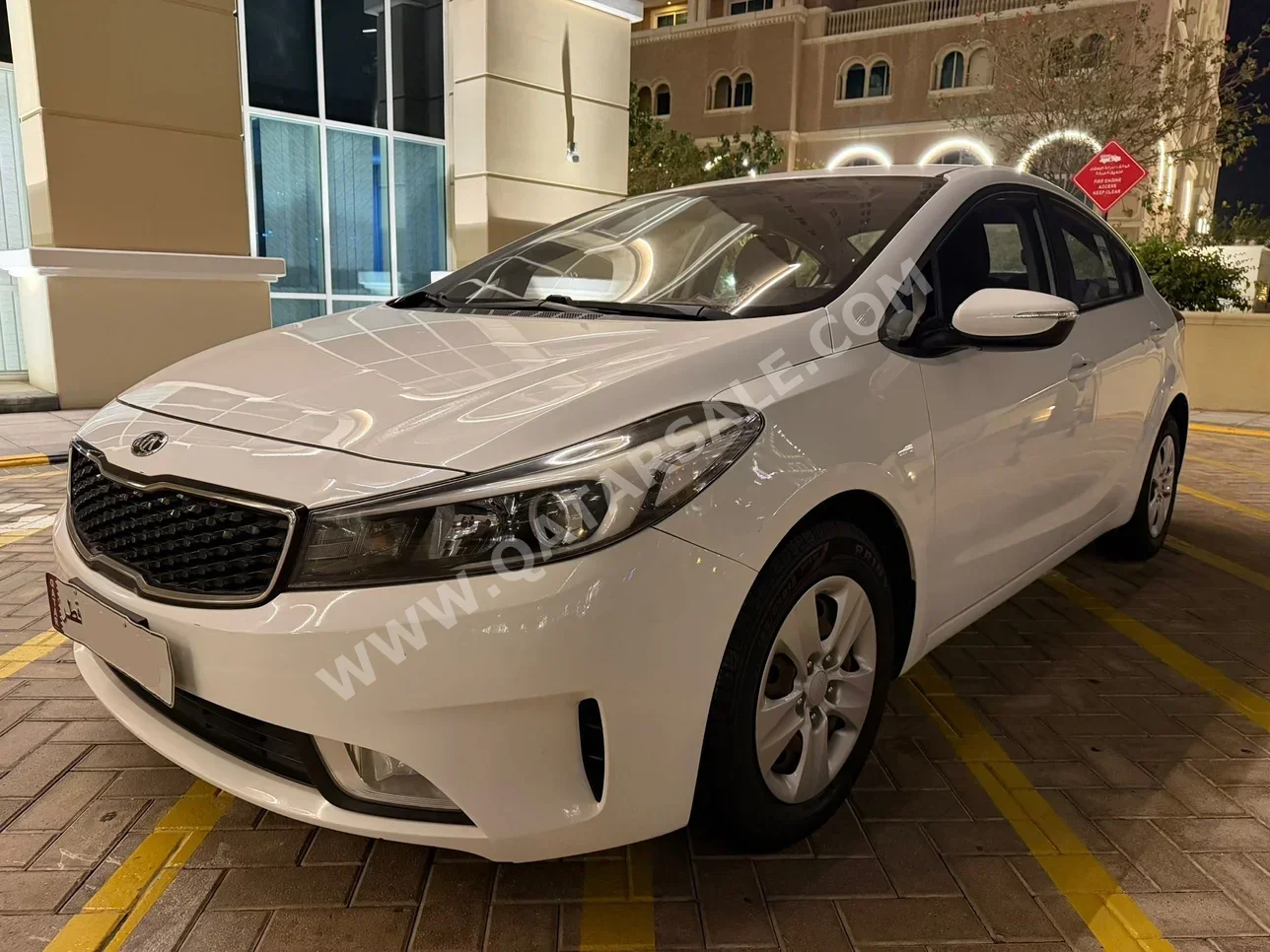 كيا سيراتو 2017 اوتوماتيك 73,000 كم 4 سلندر سحب امامي سيدان أبيض