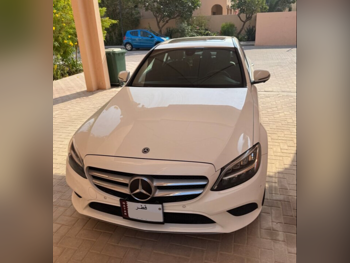 مرسيدس - بنز  سي - كلاس  300  2021  اوتوماتيك  165,000 كم  4 سلندر  دفع خلفي  سيدان  أبيض