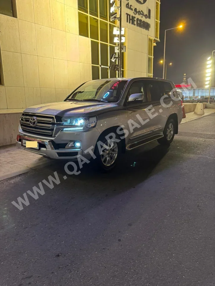 تويوتا  لاند كروزر  جي اكس ار  2018  اوتوماتيك  147,000 كم  6 سلندر  دفع رباعي  اس يو في  فضي