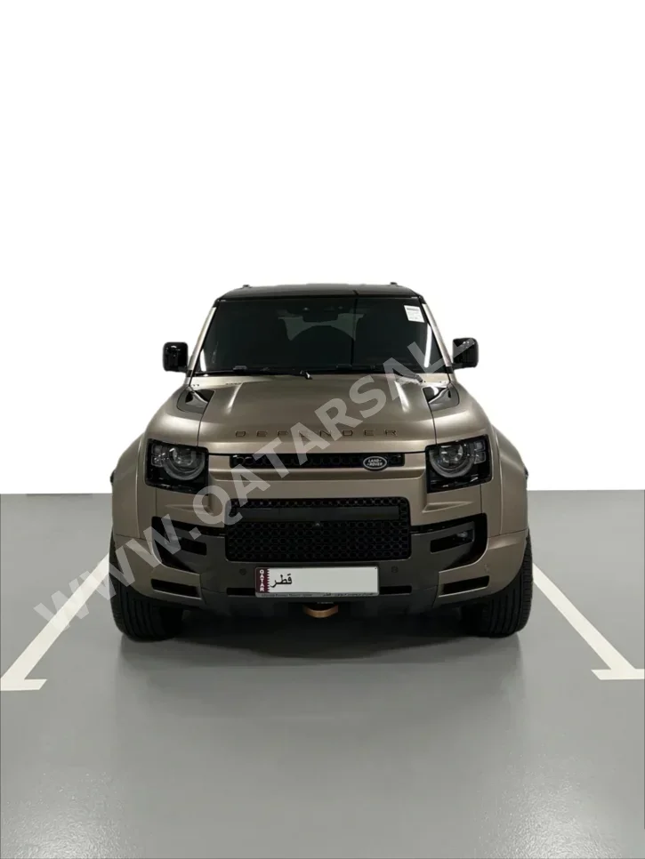 لاند روفر  ديفيندر  اوكتا  2025  اوتوماتيك  200 كم  8 سلندر  دفع رباعي  اس يو في  ذهبي