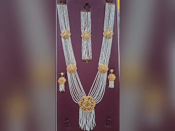 الذهب طقم  البحرين  نسائي  حسب القطعة ( ديزاينرز)  32.5 غرام  طبيعة  ذهب أصفر  عيار 21