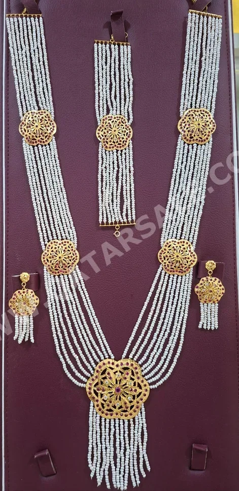 الذهب طقم  البحرين  نسائي  حسب القطعة ( ديزاينرز)  32.5 غرام  طبيعة  ذهب أصفر  عيار 21