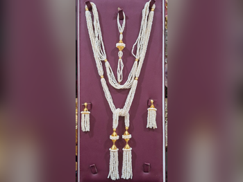 الذهب طقم  البحرين  نسائي  حسب القطعة ( ديزاينرز)  24.8 غرام  طبيعة  ذهب أصفر  عيار 21