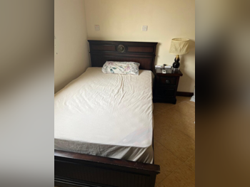 الأسّرة - هوم سينتر  - فردي  - بنى  - متضمنة المرتبة  - مع طاولة سرير جانبية