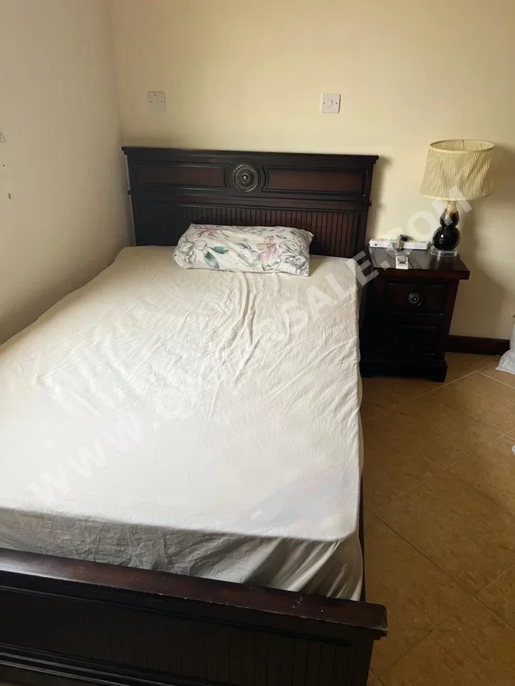 الأسّرة - هوم سينتر  - فردي  - بنى  - متضمنة المرتبة  - مع طاولة سرير جانبية