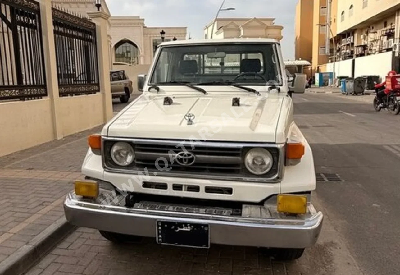 Toyota  Land Cruiser  GX  1998  Manual  254,000 Km  6 Cylinder  Four Wheel Drive (4WD)  Pick Up  White