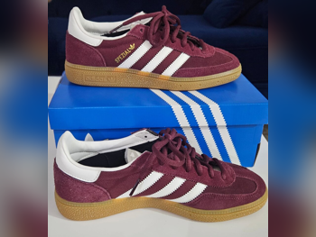 أحذية أديداس جلد اصلي أحمر مقاس 38 نسائي