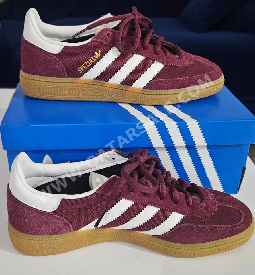 أحذية أديداس  جلد اصلي  أحمر مقاس 38  نسائي