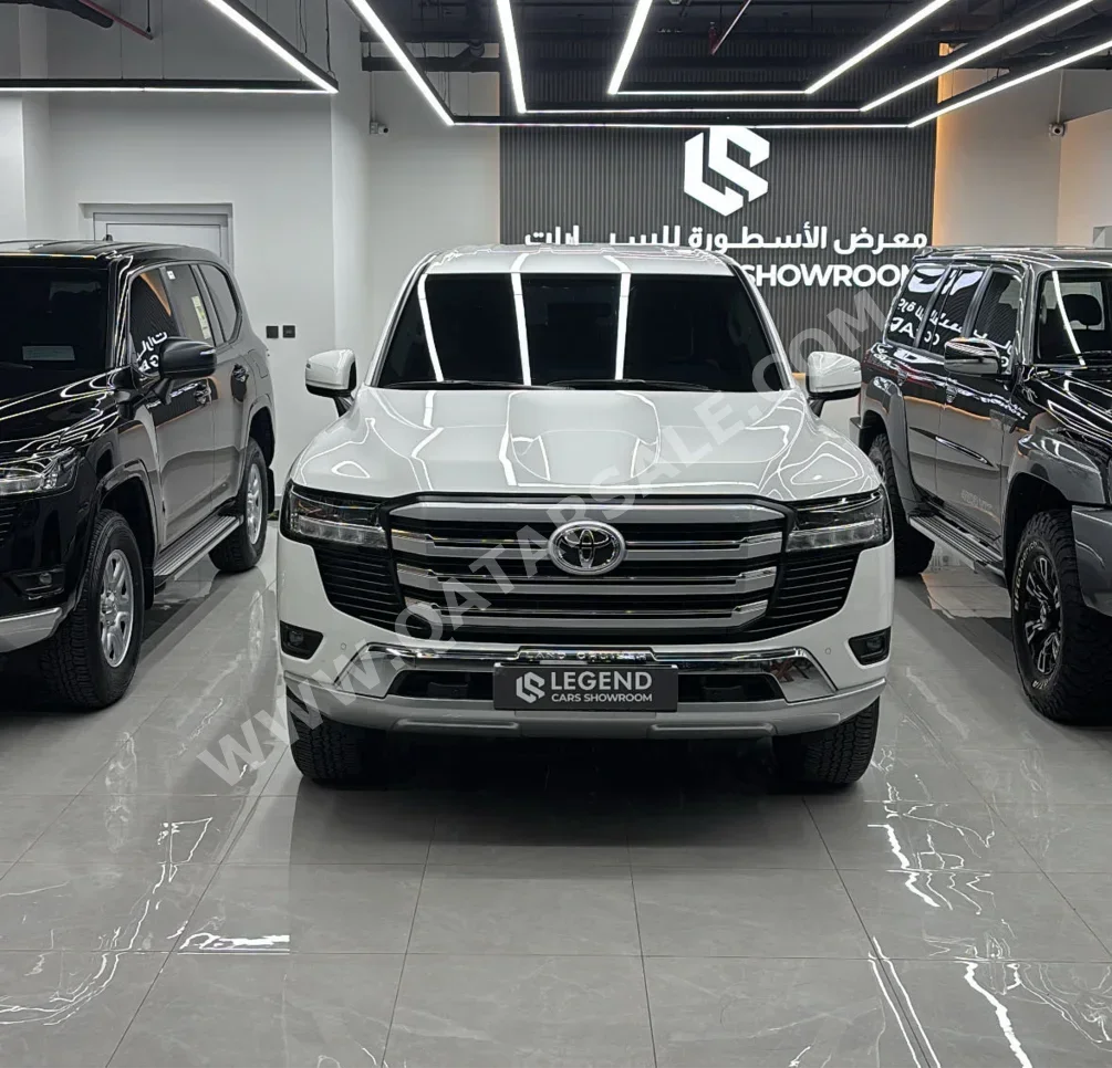 تويوتا  لاند كروزر  جي اكس ار  2025  اوتوماتيك  26,000 كم  6 سلندر  دفع رباعي  اس يو في  أبيض  تحت الضمان