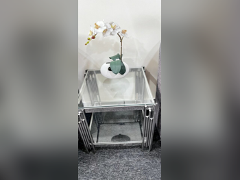 الطاولات والخزائن الجانبية - نابكو مركز المفروشات  - زجاج  - اللون الرمادي