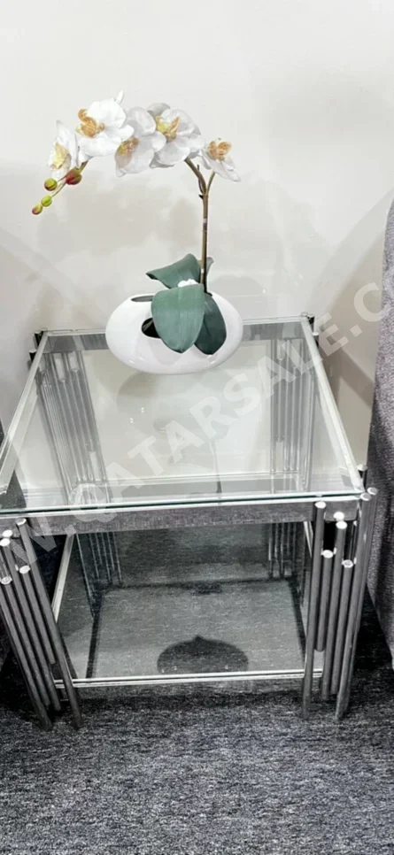 الطاولات والخزائن الجانبية - نابكو مركز المفروشات - زجاج - اللون الرمادي