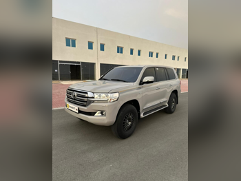 تويوتا  لاند كروزر  في اكس ار  2016  اوتوماتيك  351,794 كم  8 سلندر  دفع رباعي  اس يو في  رمادي