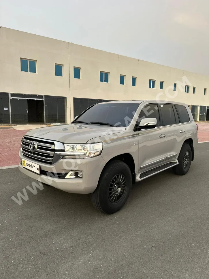 Toyota  Land Cruiser  VXR  2016  Automatic  351,794 Km  8 Cylinder  Four Wheel Drive (4WD)  SUV  Gray