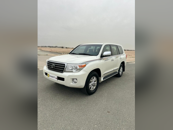 تويوتا  لاند كروزر  جي اكس ار  2015  اوتوماتيك  178,615 كم  6 سلندر  دفع رباعي  اس يو في  أبيض