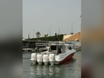 ٍسي ماستر  الإمارات  2015  أبيض و أحمر  56 قدم  مع موقف