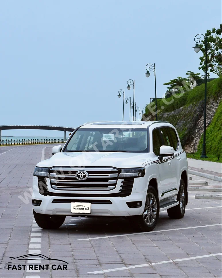 تويوتا  لاند كروزر جي اكس ار  8 سلندر  إس يو في 4 في 4  أبيض  2026