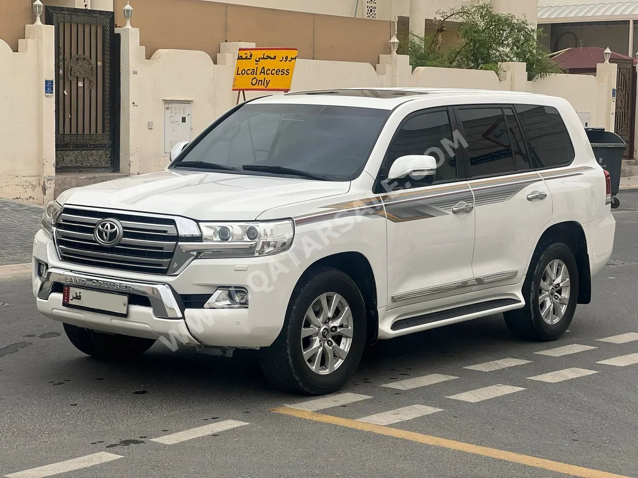 Toyota  Land Cruiser  GXR  2016  Automatic  266,000 Km  8 Cylinder  Four Wheel Drive (4WD)  SUV  White